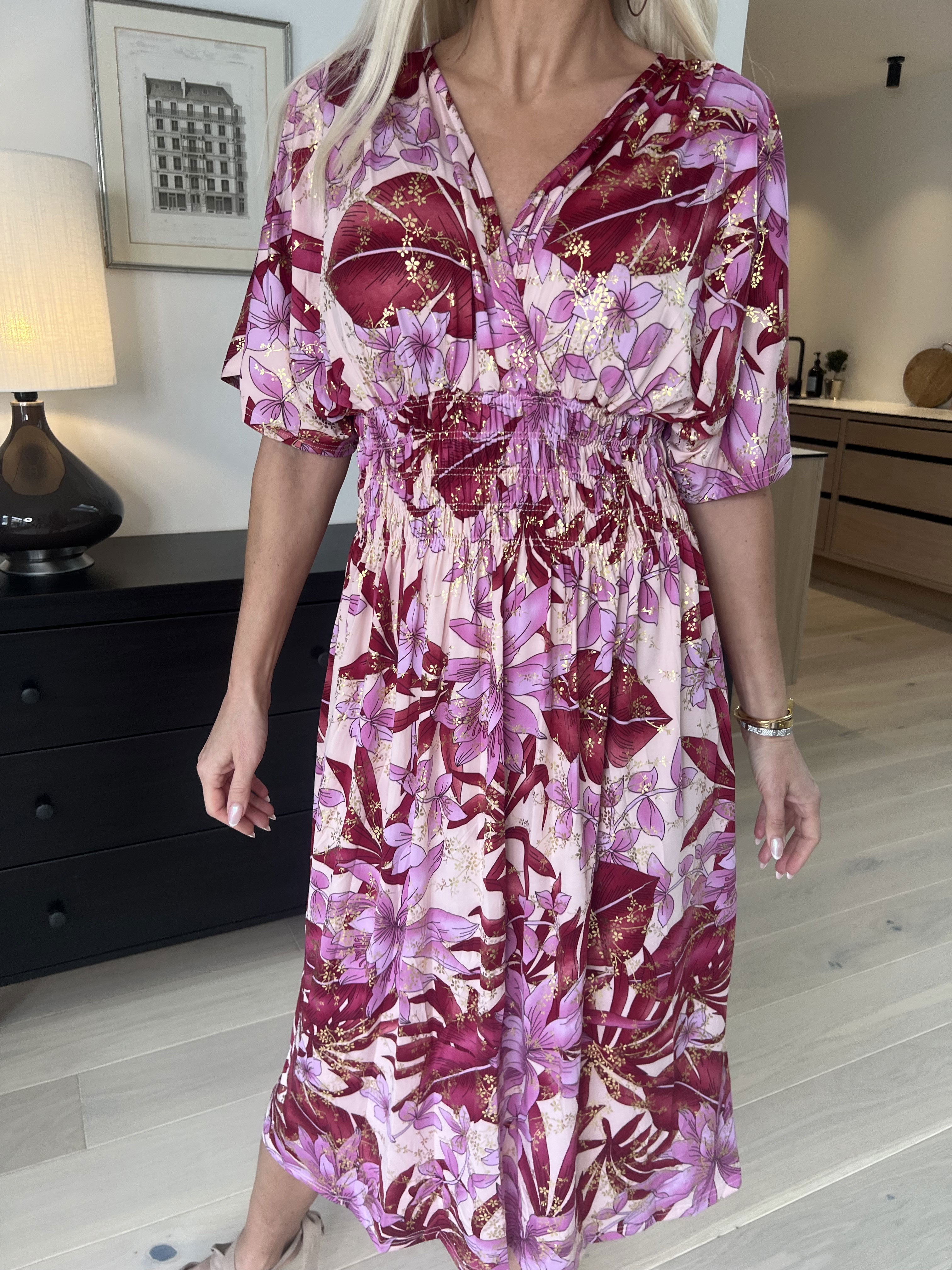 Pams Midi - Blommig klänning med resår i skrynkelfritt tyg